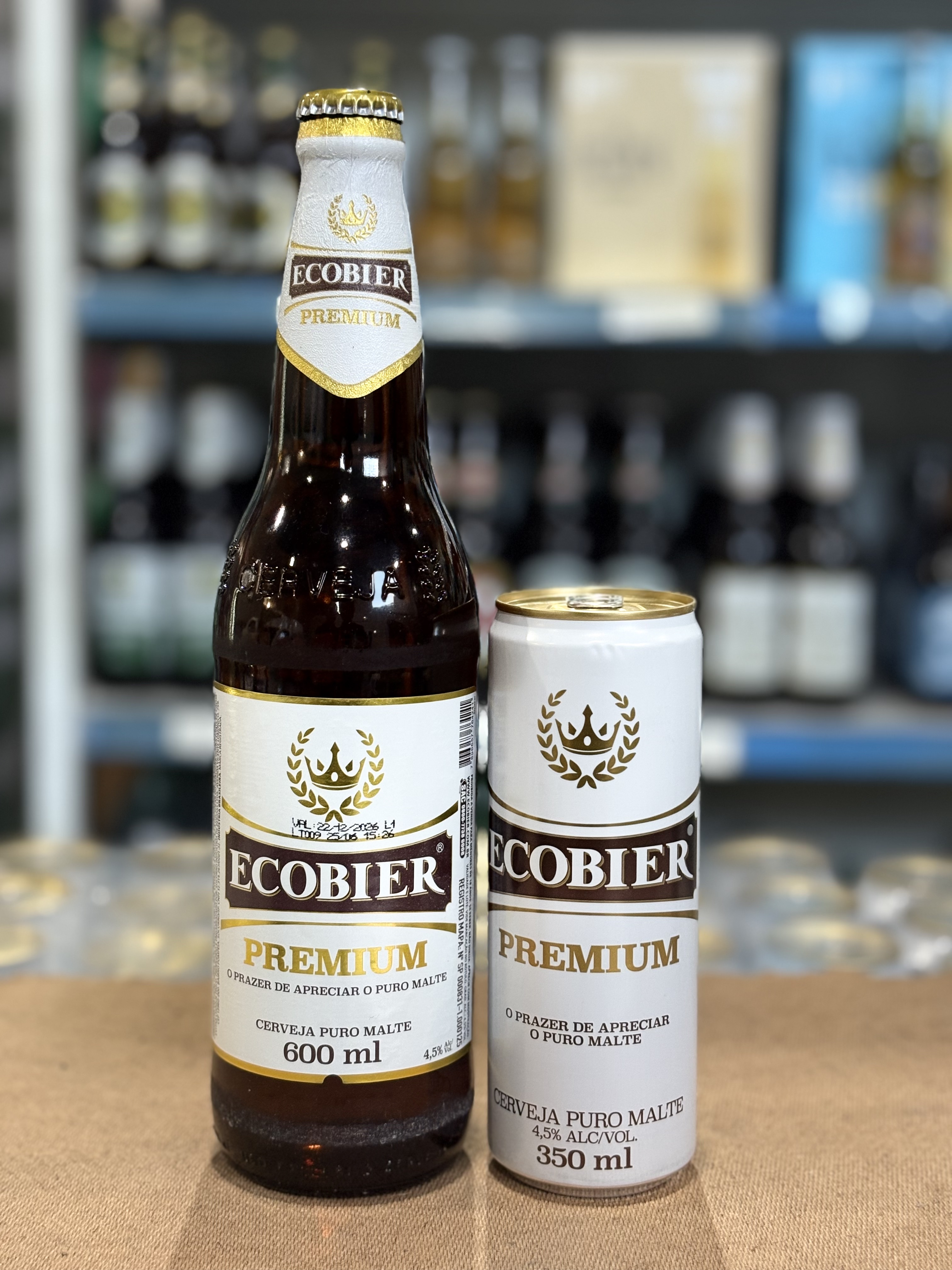 Cerveja Ecobier Premium em garrafa e lata